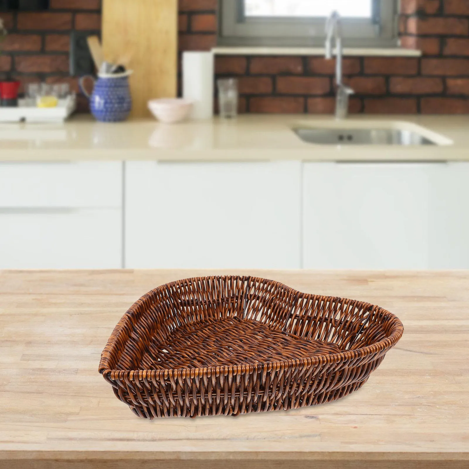 

Heart Shape Woven Bread Basket Rustic Storage Tray for Snacks Fruit Serving Picnic Kitchen Dining Room Decoration