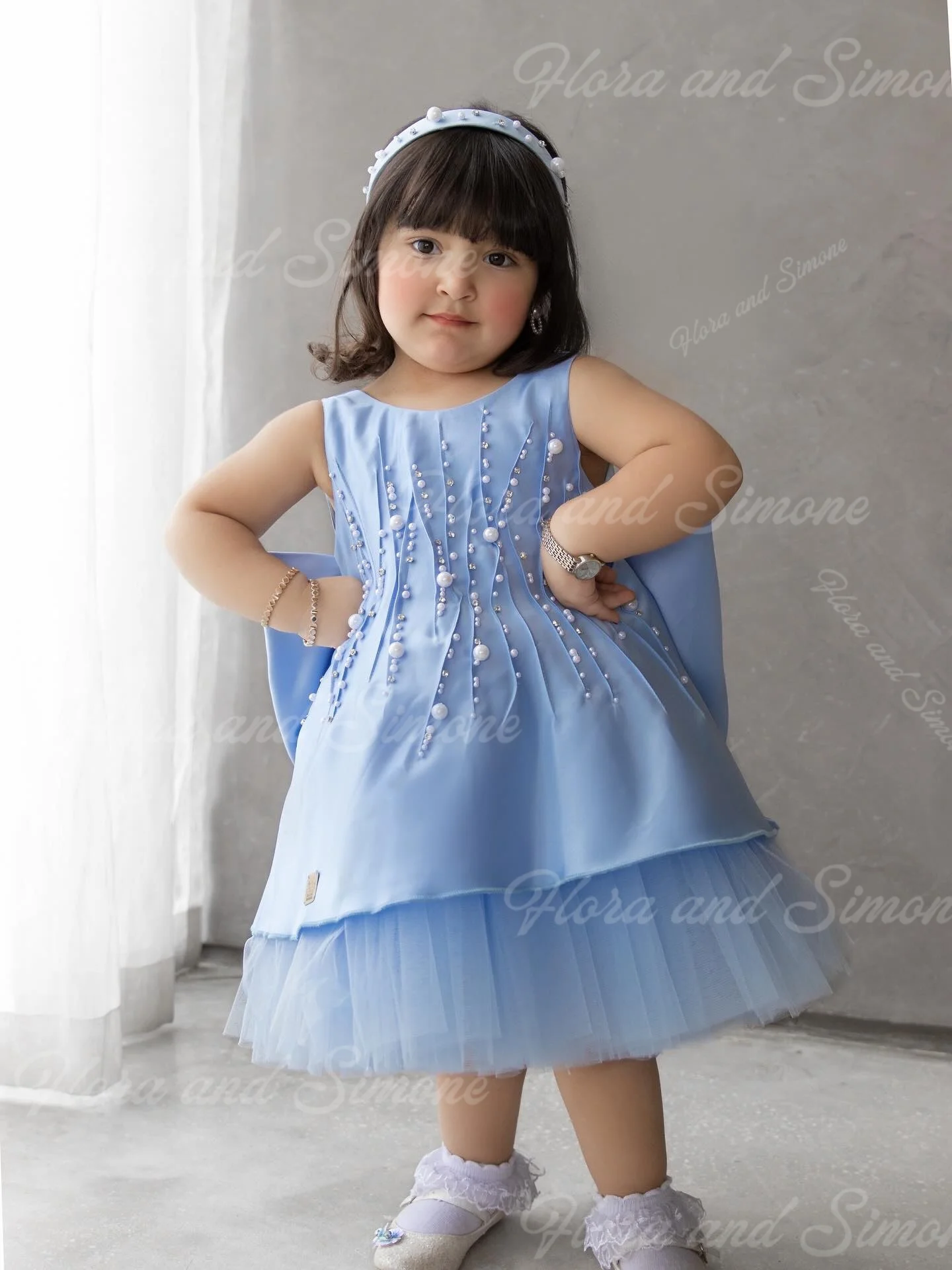 Vestido de niña de flores esponjoso sin mangas elegante de satén azul con lazo de perlas personalizado para fiestas de boda de vacaciones de primera comunión