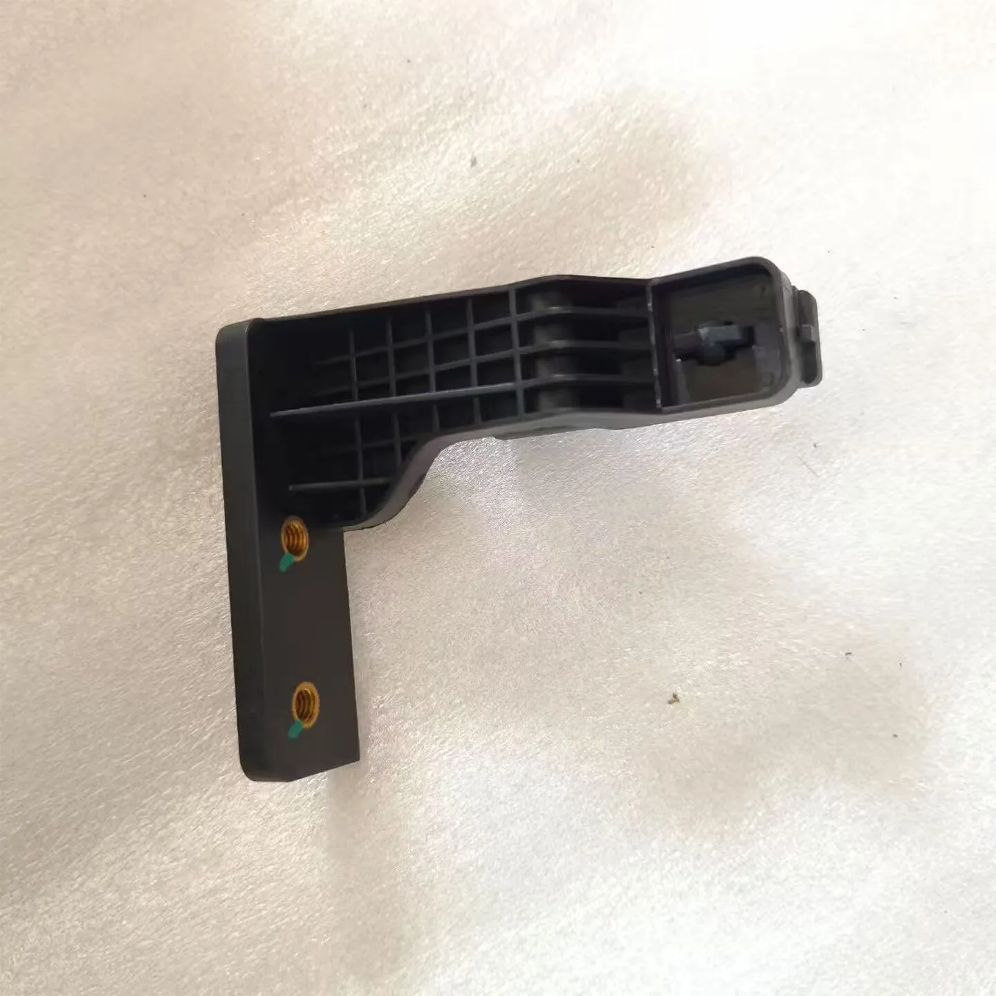 To Leapmotor C11 outdoor temperature sensor assembly with bracket.