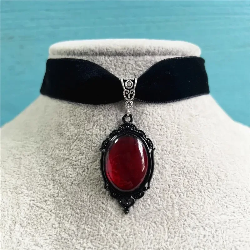 Gothic Vampire Cameo Pendant Choker Velvet Necklace for Women Fashion Pagan Witchcraft Jewelry Girls Gifts Creative Punk Choker