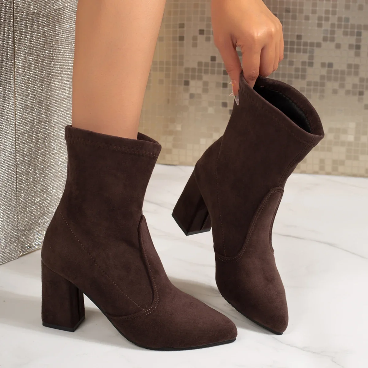 Herbst/Winter Damen-Stiefeletten mit dicken Absätzen und spitzer Spitze aus Wildleder. Modische rutschfeste Outdoor-Stiefel im europäischen und amerikanischen Stil – Detail 12
