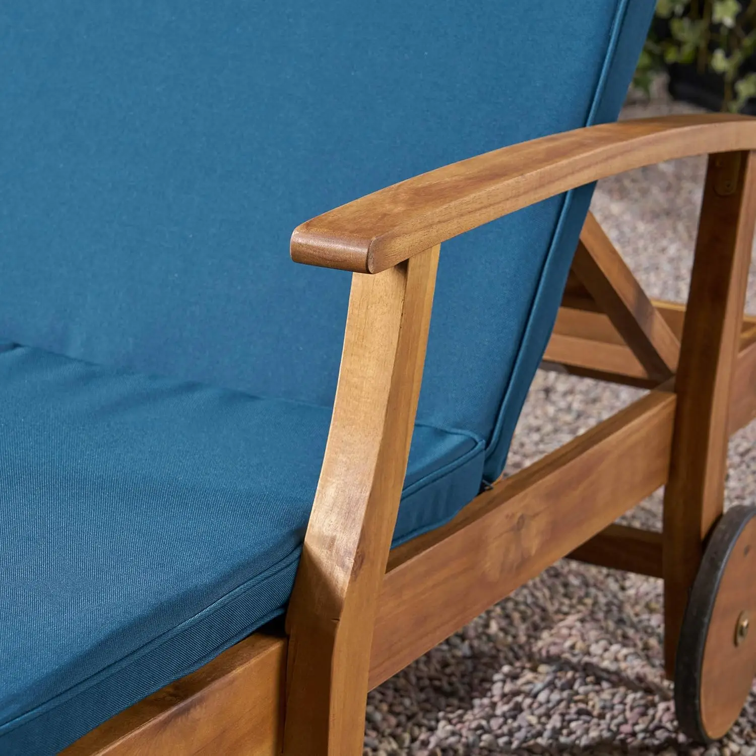 Chaise lounge doble para patio y patio, estructura de madera de acacia, acabado en teca con cojines azules