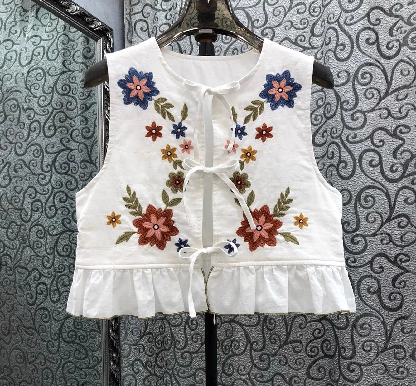

High Quality New Vest Coat 2025 Autumn Lady Luxurious Embroidery Flower Patterns Bow Buttons Elegant White Cotton Linen Coats