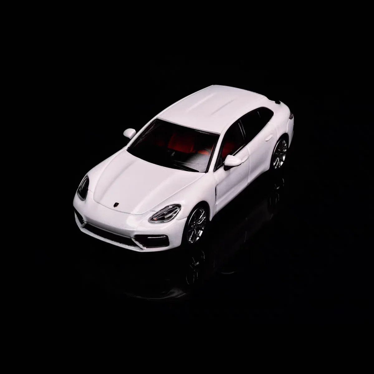 Diecast 1:64 Scale Porsche Panamera Turbo Shooting Brake Edition Simulated Alloy Car Model Collectible Toy Gift Souvenir Display