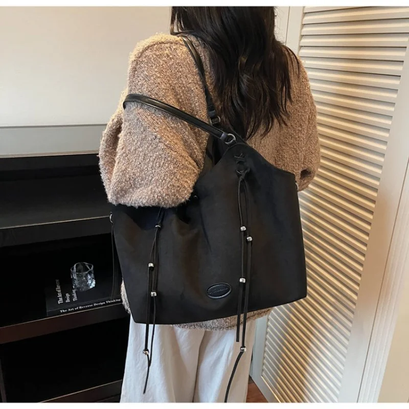 

Elite Women's Crossbody-Bag Made Of Daisy-Patterned Leather Boasting Gibraltar Casual Elegant Vintage Spacious Look