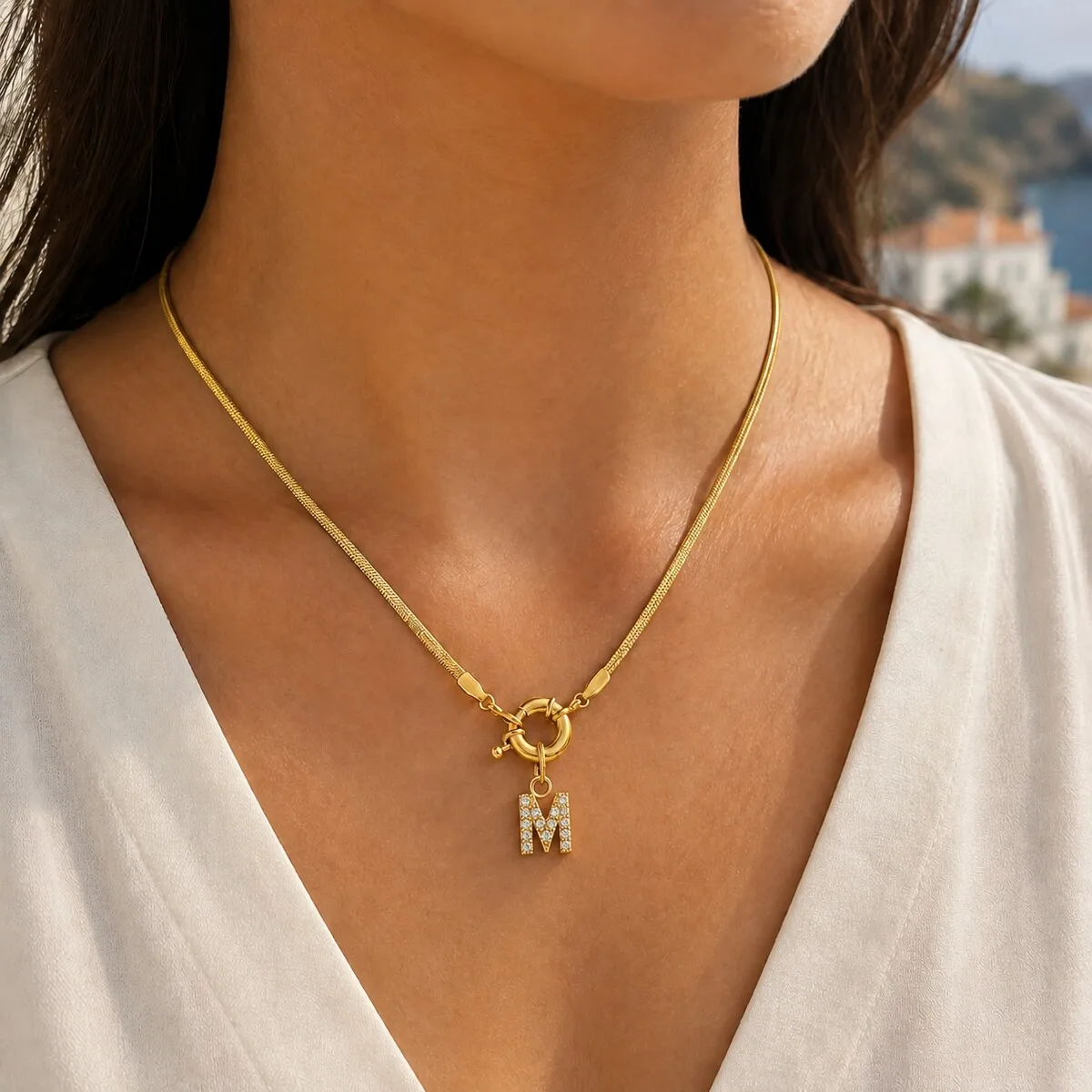 Initialen-Charm-Halskette mit Schlangenkette, vergoldet, für Damen und Herren, mit besetzten Zirkonia-Steinen als Anhänger. – Detail 1