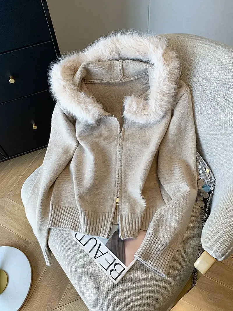 Milk white big fur collar hooded knit cardigan women's autumn and winter new fashion sense unique and chic zipper top.