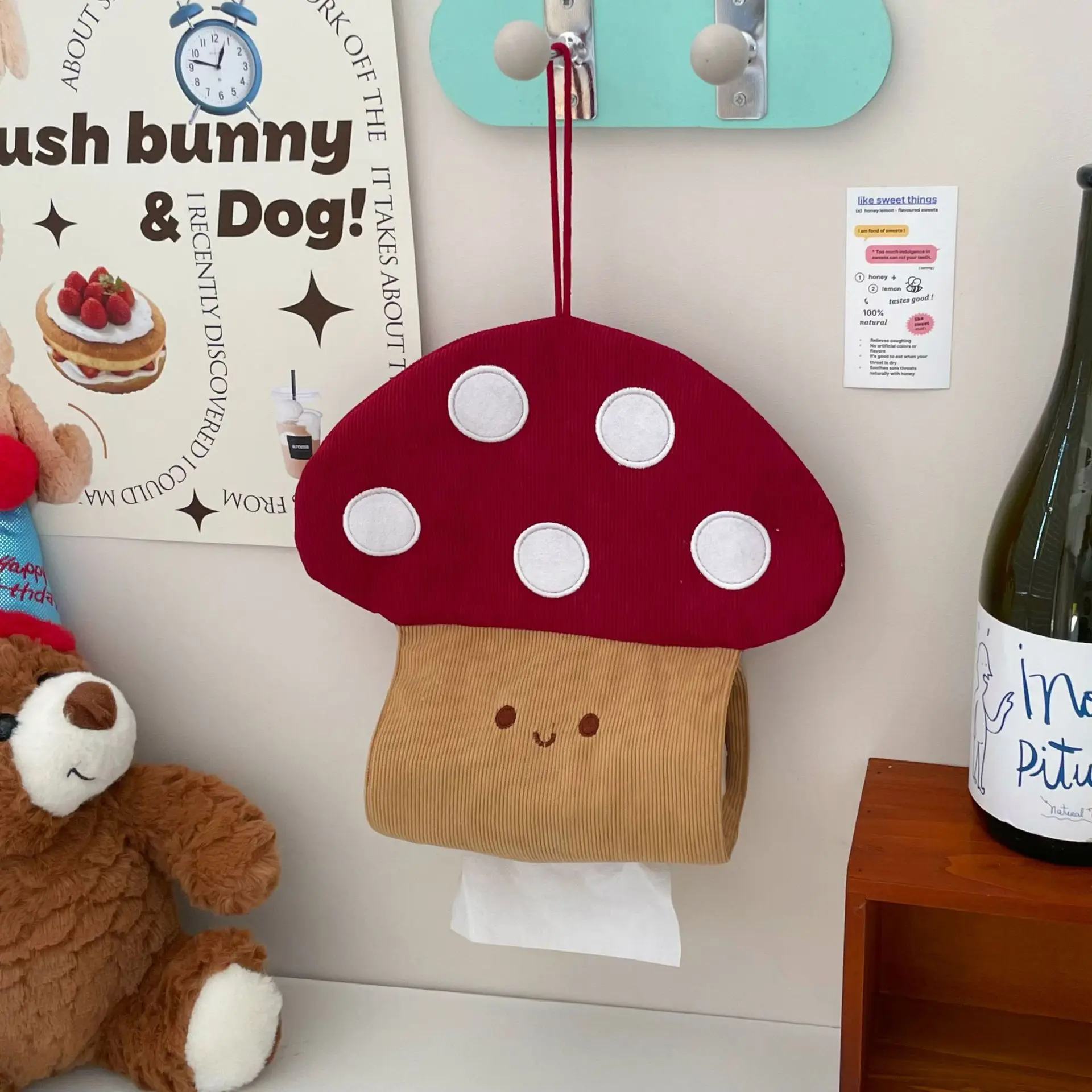 Mushroom-Patterned Decorative Hanging Tissue Box, Made of Polyester-Cotton Material, with Realistic Mushroom Shape, Perfect for Home Decoration, Tissue Storage Box, Japanese and Korean Style, Suitable for All Seasons