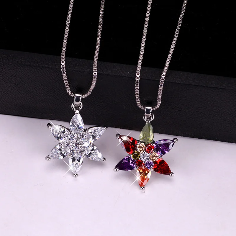 

This necklace is a multi-functional collarbone necklace with a six-petal flower center