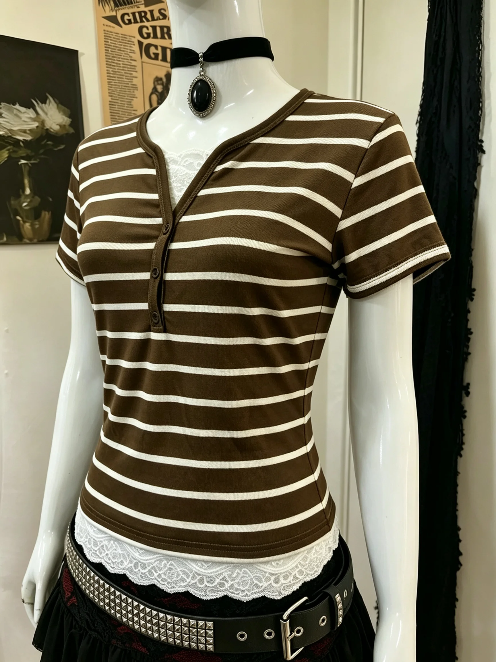 Y2K Damen T-Shirt mit Streifenmuster, kurzen Ärmeln, braun-weiß, Henley-Ausschnitt, schmal geschnitten, Retro, lässig, Oberteil – Detail 4
