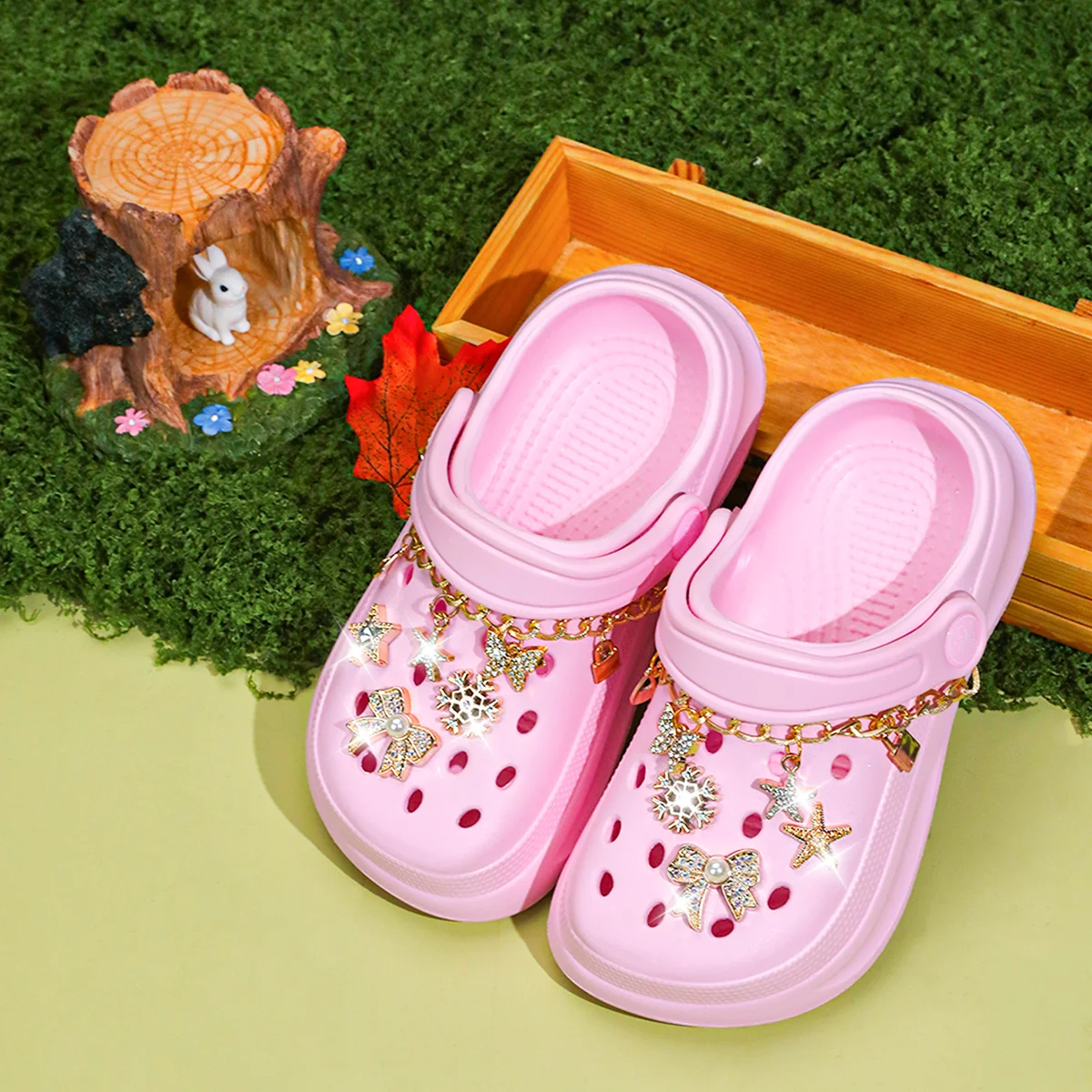 Kinder Slip-On Clogs und Pantoletten - Atmungsaktive, Wasserdichte EVA-Gartenschuhe mit Dekorativer Kette für Strand und Alltag 168 – Detail 9