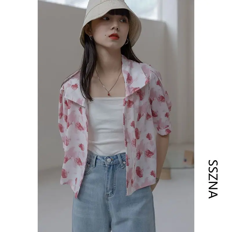 เสื้อเชิ้ตแขนสั้นพิมพ์หมึกสําหรับผู้หญิง 2025 ฤดูร้อนใหม่การออกแบบย้อนยุคสั้นซอกหลวมด้านบน