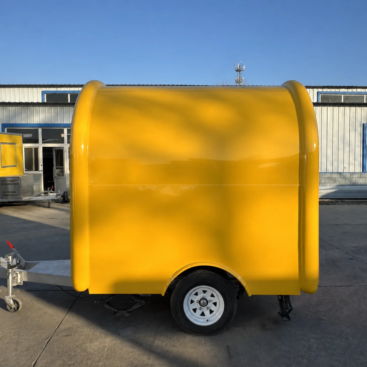 Retro Round Shape Fiberglass Ice Cream Cart Mobile Food Trailer Fully Equipped For Candy Chips Dessert & Waffle Vending