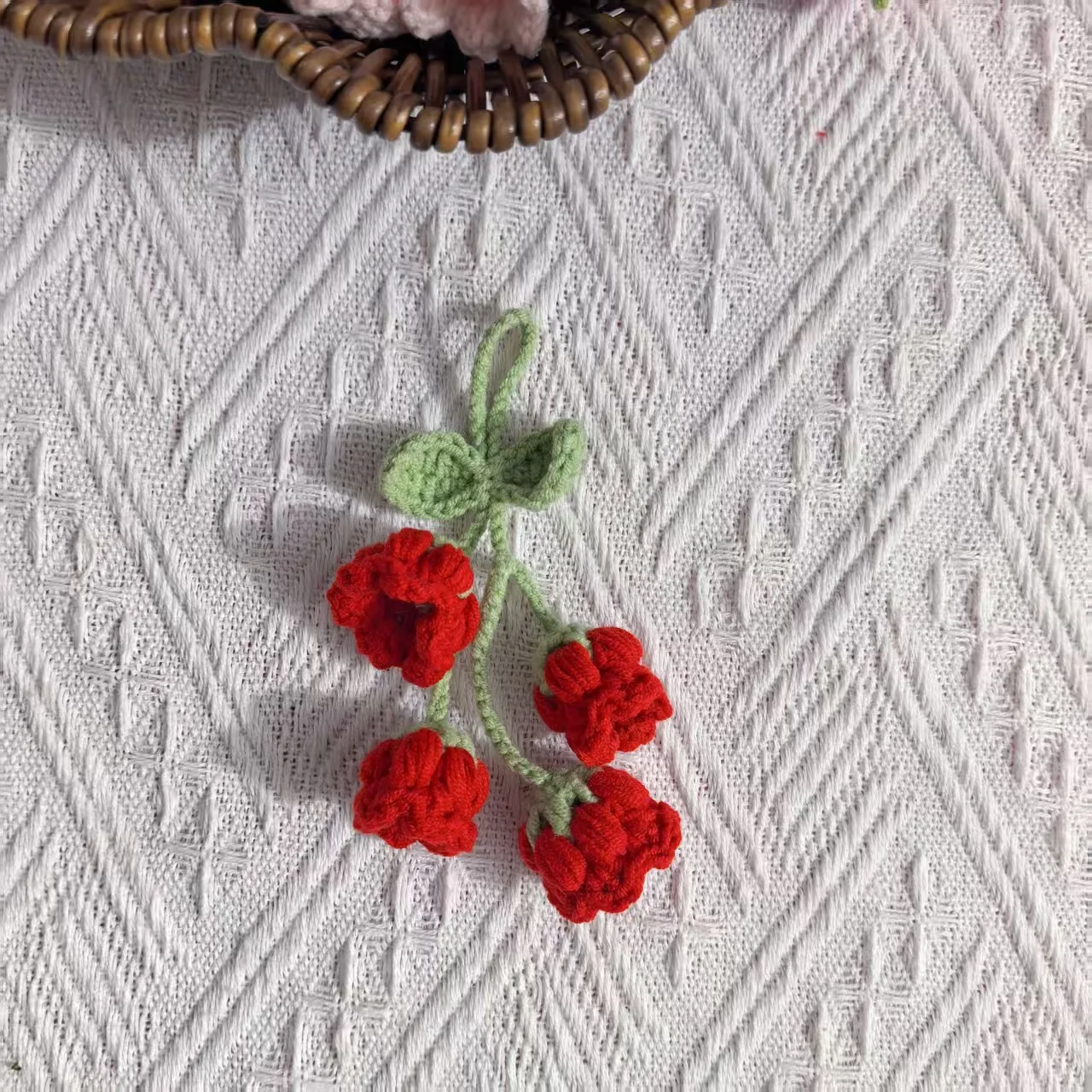 Niedlicher gehäkelter Puff-Glockenblumen-Anhänger, fertig handgefertigt, Maiglöckchen-Blume, Rucksack-Dekoration, Geschenk für Freunde – Detail 5