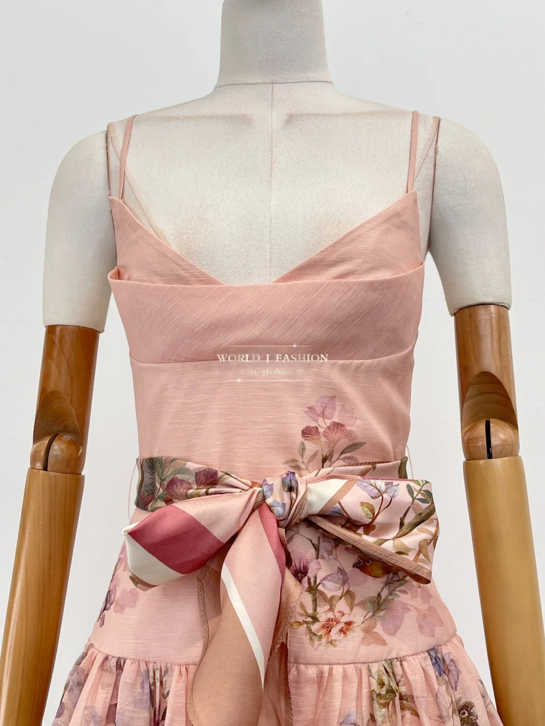 Vestido midi sin espalda sin mangas con estampado de pájaros florales rosas 2025 Nuevo diseño