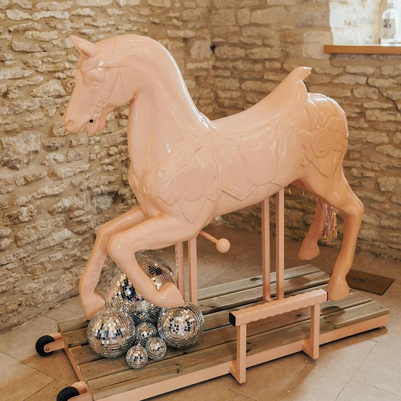 تمثال حصان مزخرف بالحجم الكامل من الألياف الزجاجية الذهبية