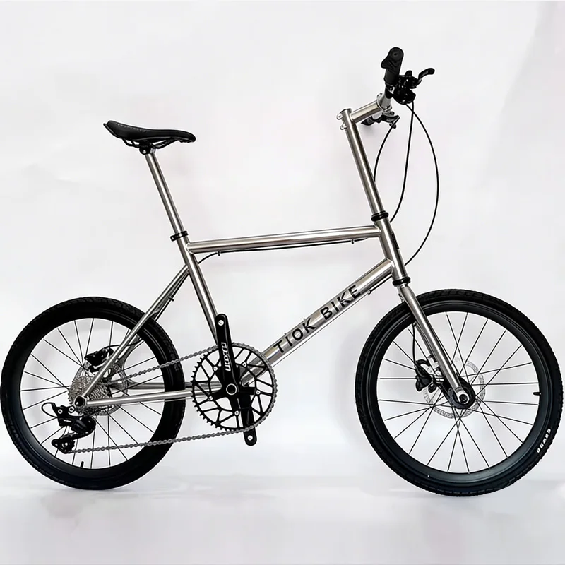 

22-дюймовый велосипед из титанового сплава 451, городской, для взрослых, с маленькими колесами, 11-скоростной, с плоским рулем, дисковыми тормозами, полный комплект.