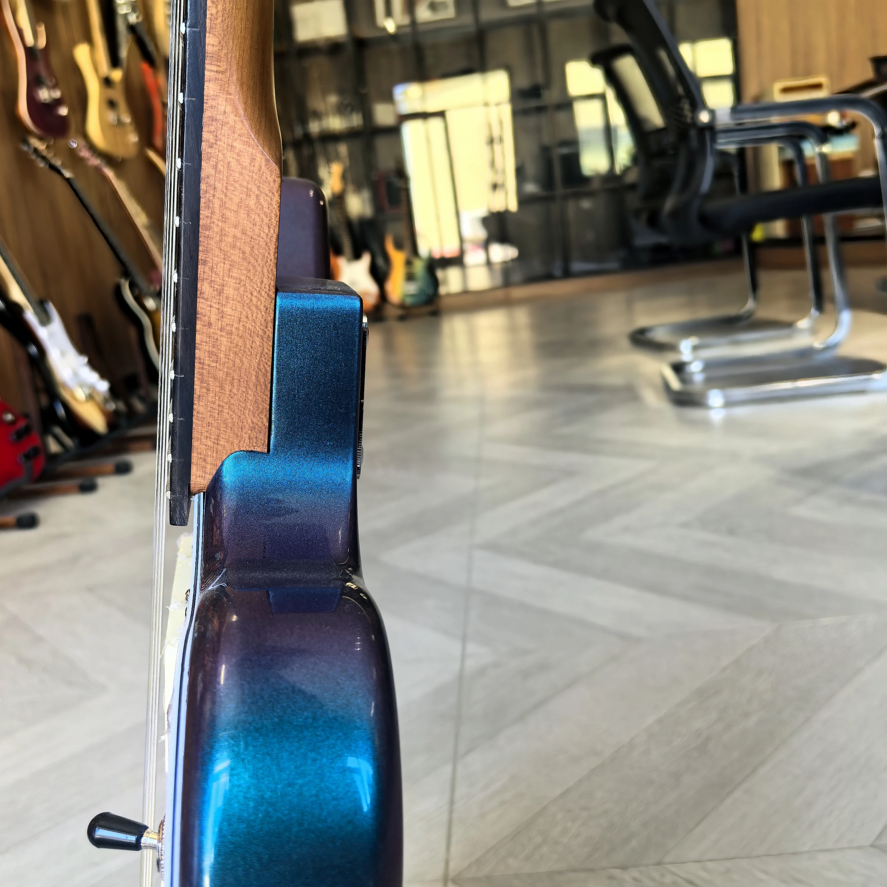 Color degradado azul, guitarra eléctrica Cheetah de 6 cuerdas, mástil de arce ahumado, pastillas dobles, trastes de cabezal redondo. En cigüeña.