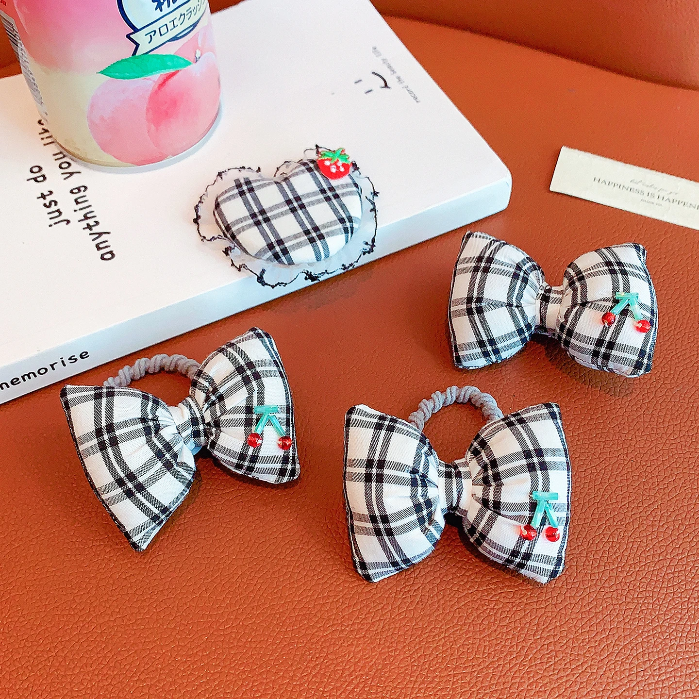 Niedliche Haarschmuck-Accessoires aus kariertem Stoff mit gepolsterter Herzschleife, passende Haarspangen & elastische Haargummis für Mädchen und Frauen. – Detail 4