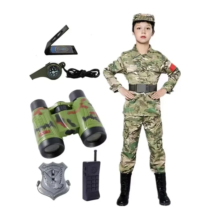 Soldados lindos de 3 a 12 años con uniformes de camuflaje, camisetas y pantalones militares, uniformes de gimnasia escolar con juguetes y regalos