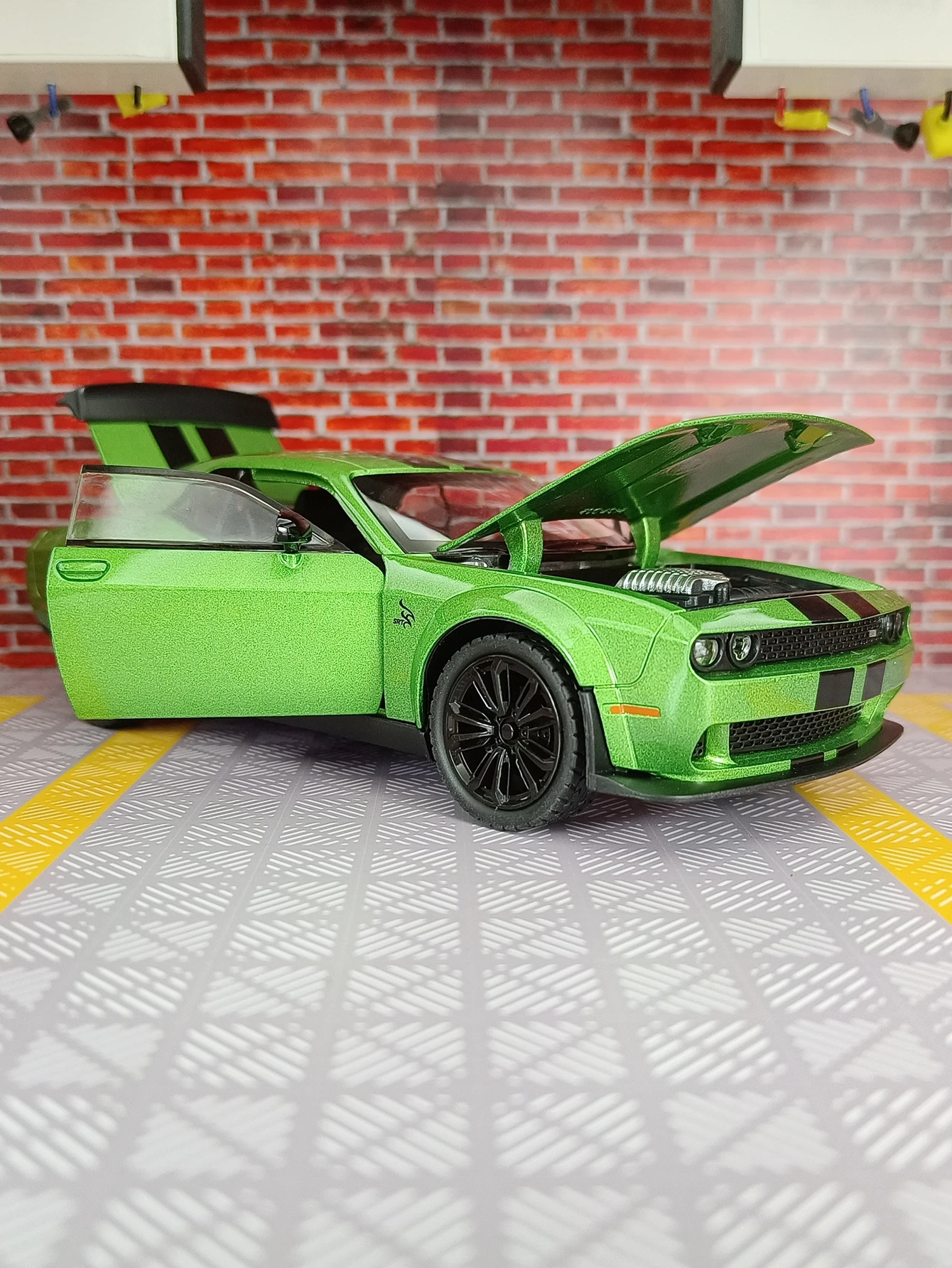 Modèle de voiture en alliage Dodge Hellcat SRT 1:22, les portes, le capot avant et le coffre peuvent être ouverts, riche en détails, finement conçu