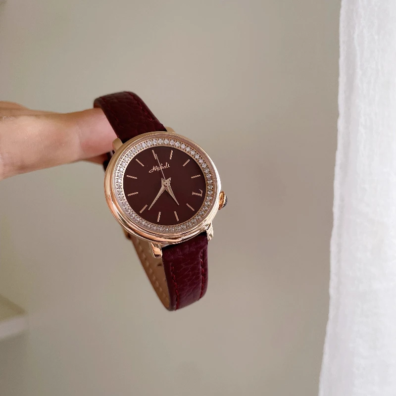 Fall/Winter 2025 New Arrival Burgundy Round Dial Watch Retro Chic High-End Luxury Diamond-Set British Ladies' Timepiece Gift