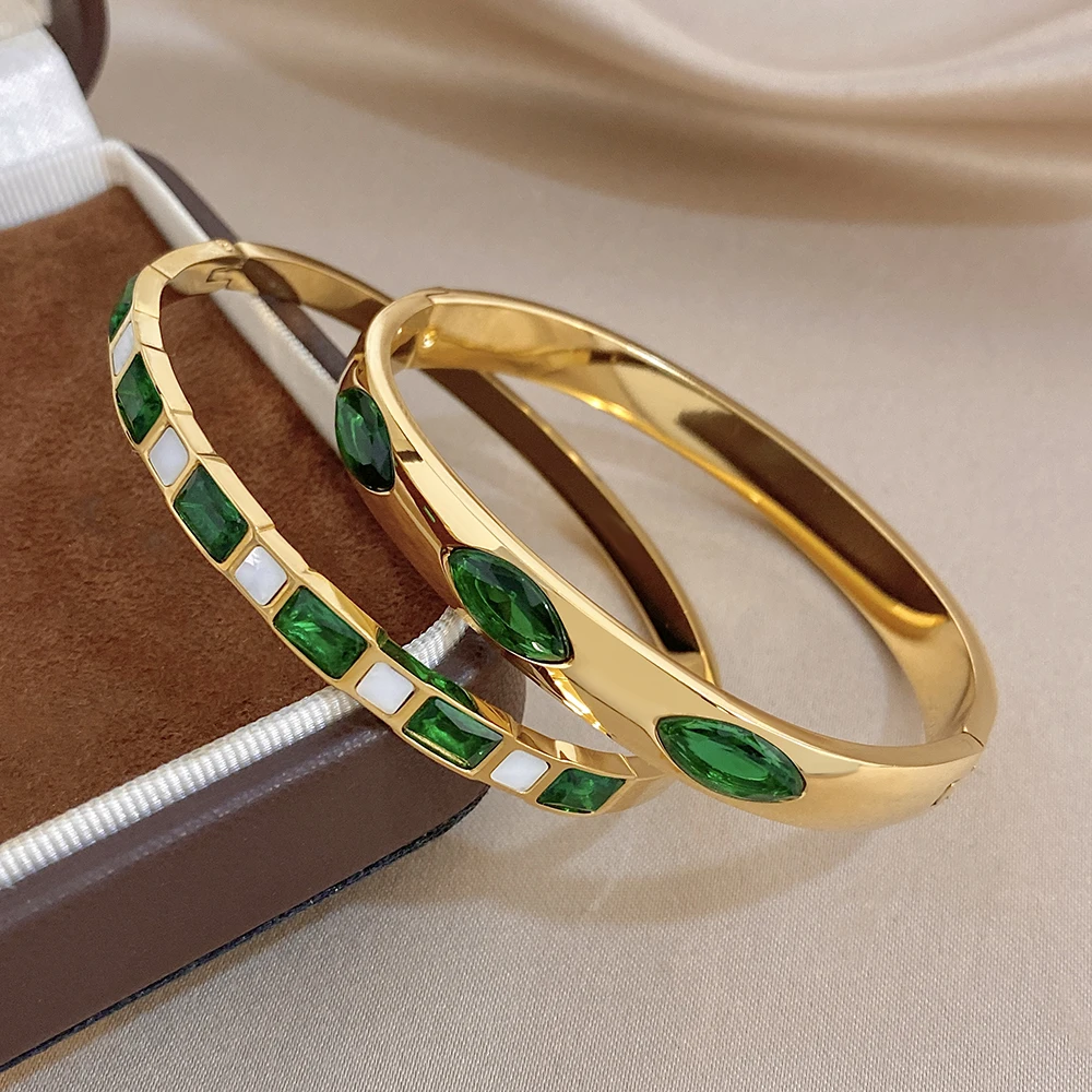 Vintage grüner, quadratisch-ovaler Zirkonia-besetzter Edelstahl-Armreif für Damen, goldfarbenes, wasserdichtes Federarmband, Feiertags-Damenschmuck – Detail 6