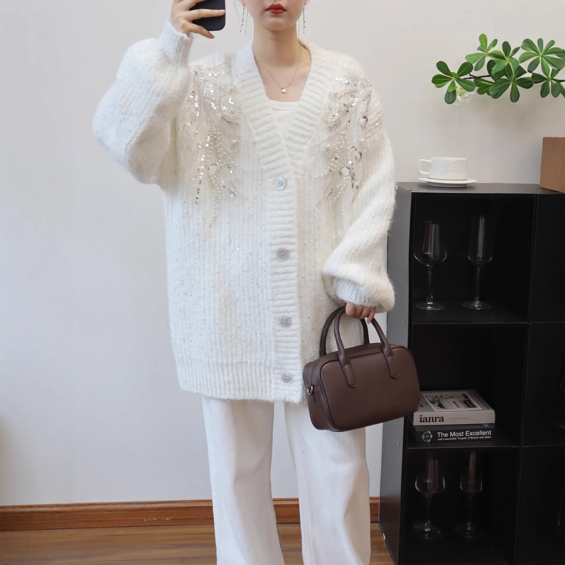 

Новый осенне-зимний вязаный кардиган средней длины в корейском стиле, свободный свитер-пальто с пайетками и бисером для женщин, модный дизайн