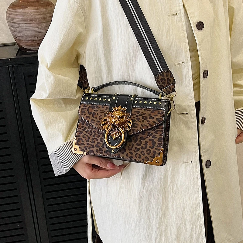 

Modern Women Handbag Minimalist Design Faux Leather Material Spacious Interior with Zipper Pocket Comfortable for Casual Use