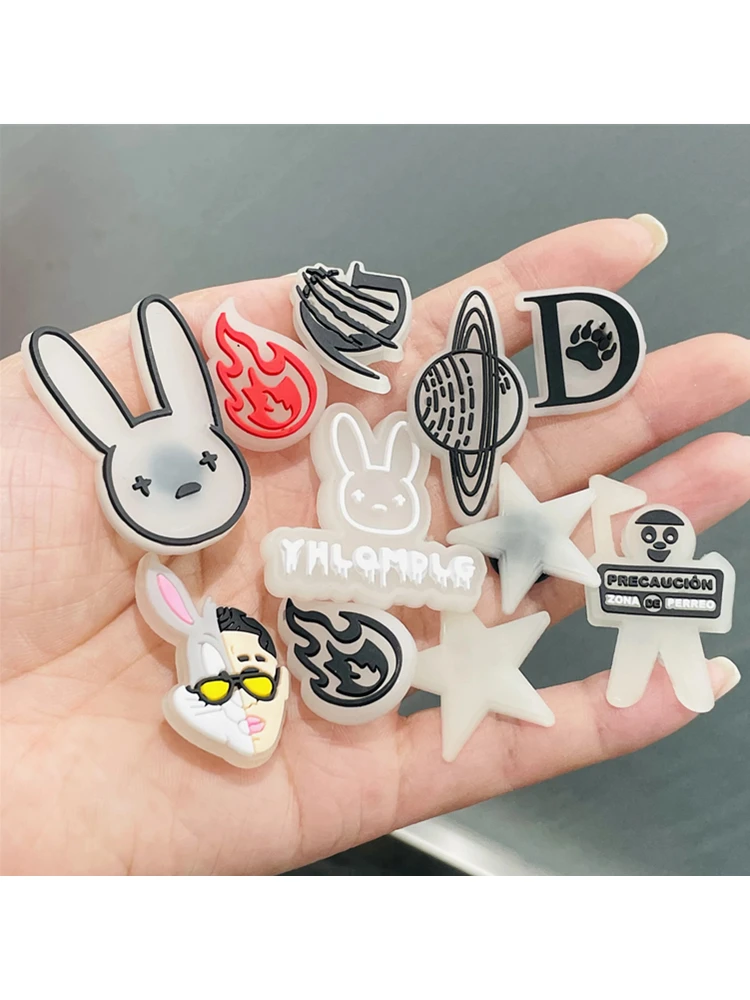 Breloques de chaussures en PVC pour enfants, étoile noctilucent, accessoires de chaussures brillants, bracelet bricolage, cadeau Shoous Bad Bunny Rabbit, planète, 1PC