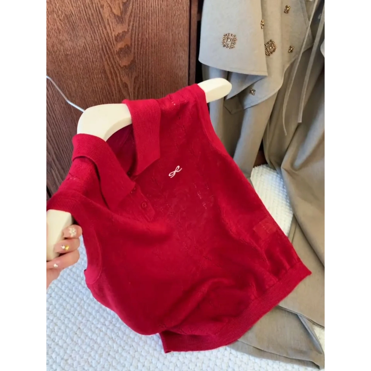 Red  Knot Embroidered Hollow out Knit Top Fashionable Sleeveless Turn-down Collar T-shirt Women Summer Autumn Wear