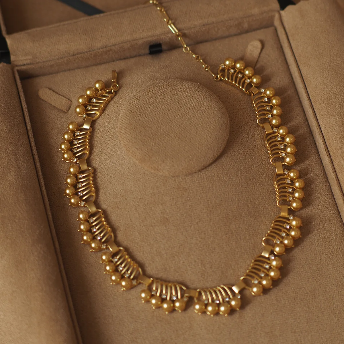 High-end luxury, with elaborate craftsmanship. A necklace in the vintage Fari style, designed with Tahitian gray pearls.