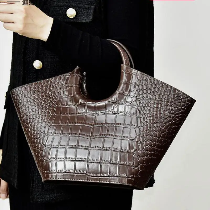 

Europe And United States Fashion Leather Large Capacity Crocodile Embossed Handbag Senior Sense Commuter Personality Women's Bag
