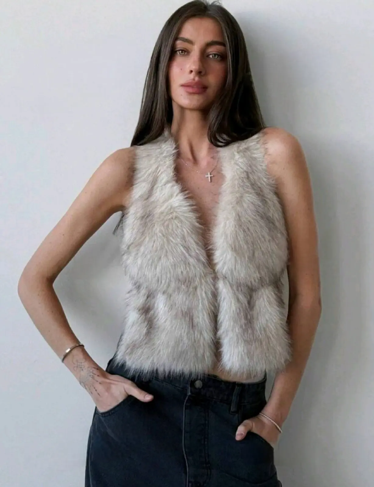 Women's Faux Fur Vest Sleeveless Solid Color Deep V Neck Backless Winter Casual Jacket