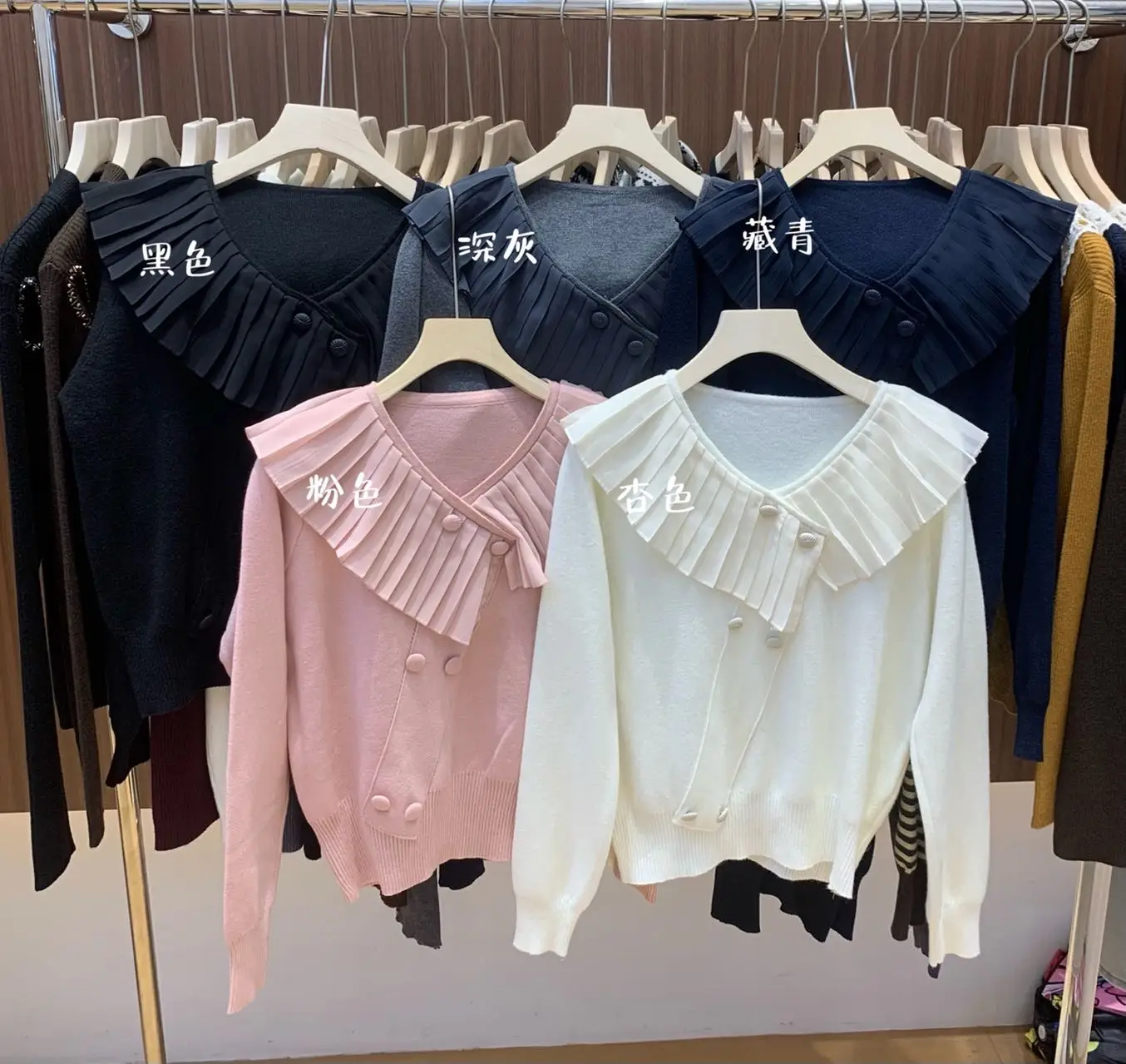 

Облегающий трикотаж с длинными рукавами и v-образным вырезом, женская корейская версия с кружевной отделкой, осеннее новое поступление, свободный свитер в стиле поездок на работу F240