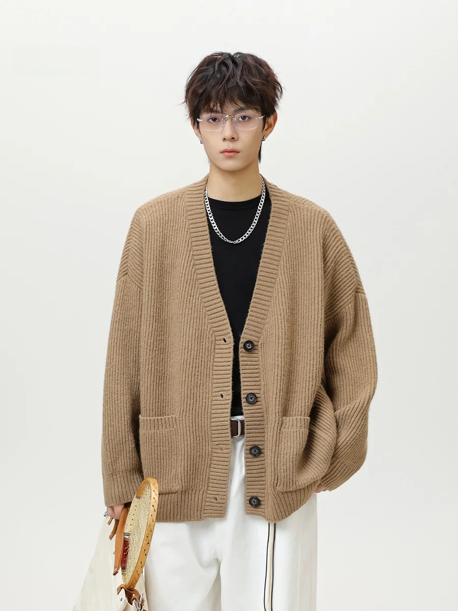 

Мужской кардиган в американском ретро-стиле с V-образным вырезом, осенняя коллекция 2025 года, новинка, высококачественная повседневная свободная вязаная верхняя одежда