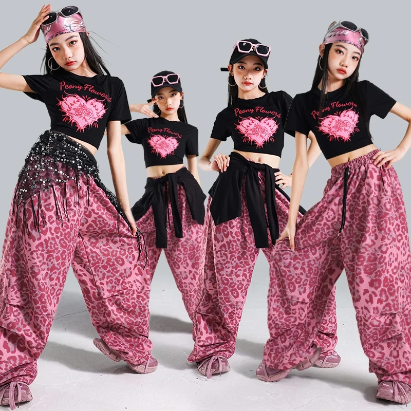 

Современная джазовая танцевальная одежда для девочек в стиле хип-хоп, наряд для сценического шоу, розовые брюки с леопардовым принтом, черный укороченный топ, детская одежда для уличных танцев AMY2162