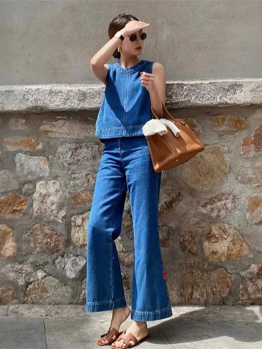 

Летний комплект 2025: Корейский легкий люксовый джинсовый топ и брюки синего цвета – модный повседневный женский наряд