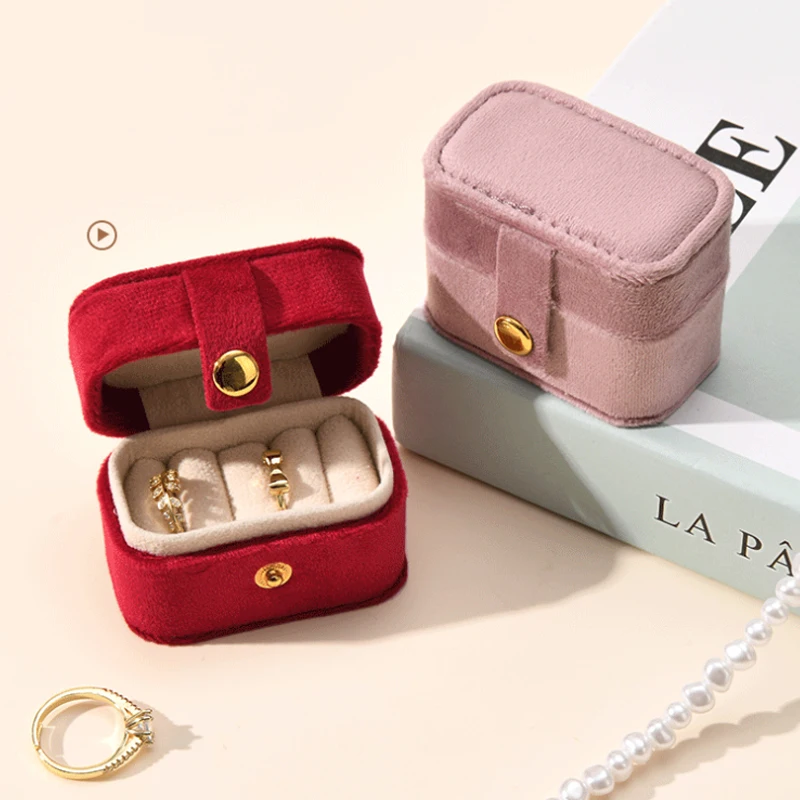 

Бархатная мини-шкатулка для драгоценностей — портативный футляр для сережек и колец для путешествий (компактный премиум-класс)