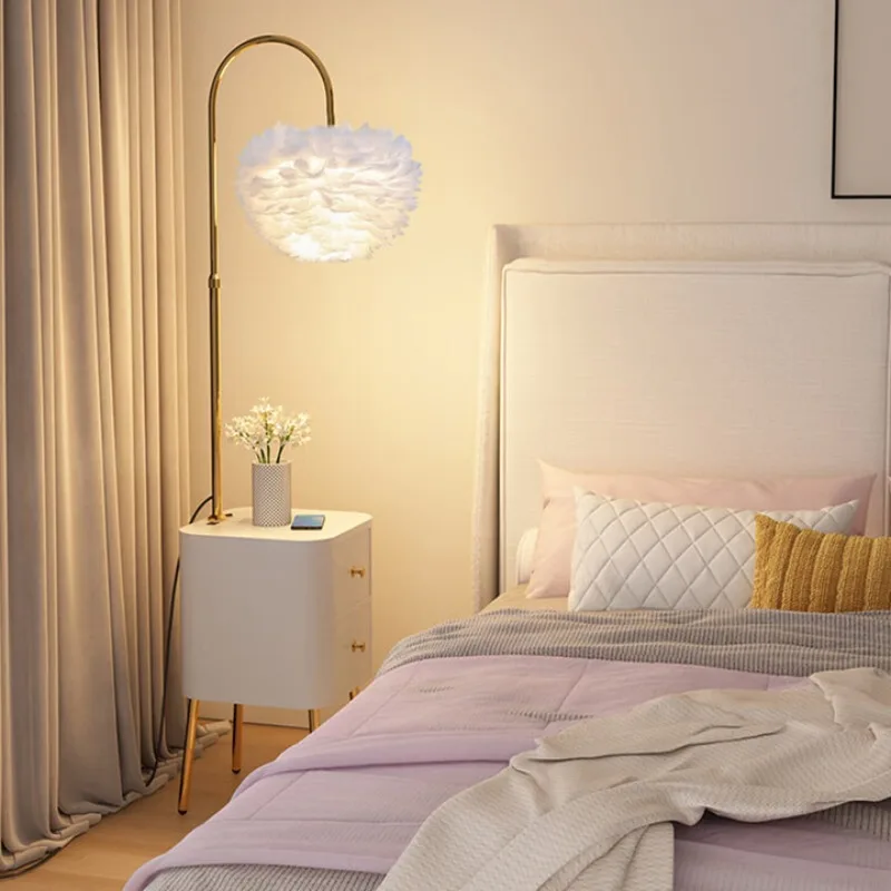 Cremefarbene Wind-Stehlampe mit integriertem Regal, Wohnzimmersofa neben dekorativen Kunstatmosphäre