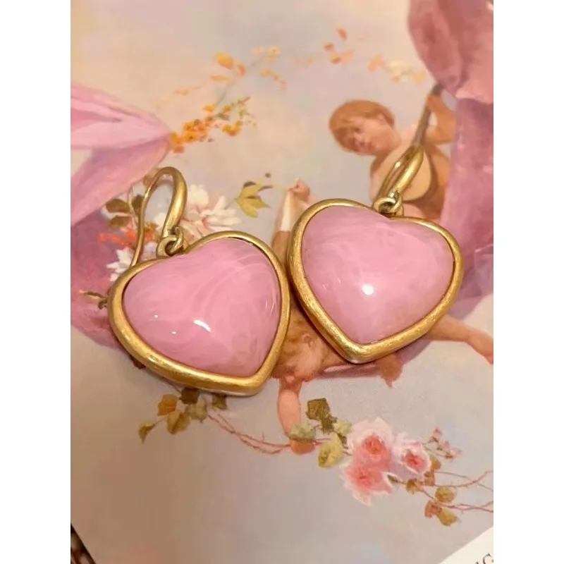 

Pink retro sweet and cool love three-dimensional bronze matte gold earrings