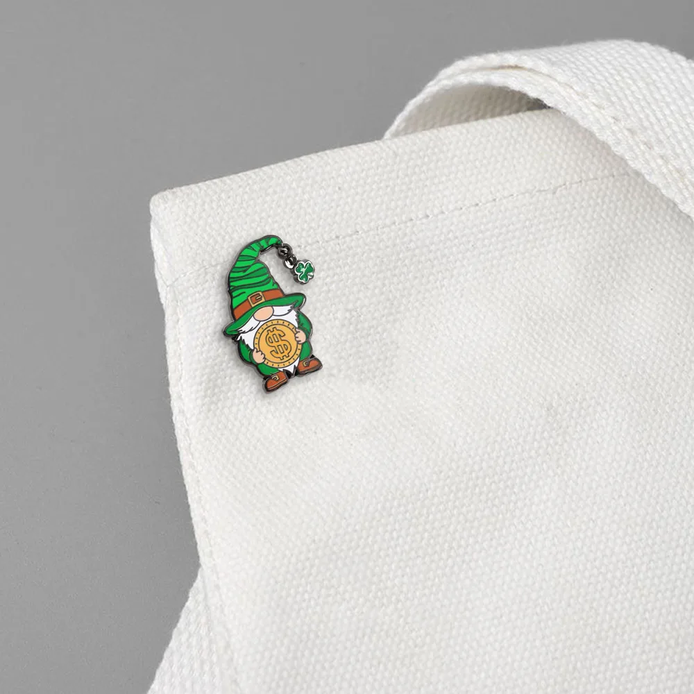 St. Patrick's Day Glücksbringer Grüner Kobold Emaille-Brosche Fee mit Goldmünze und Kleeblatt-Design Abzeichen Irland Festival Geschenk – Detail 10