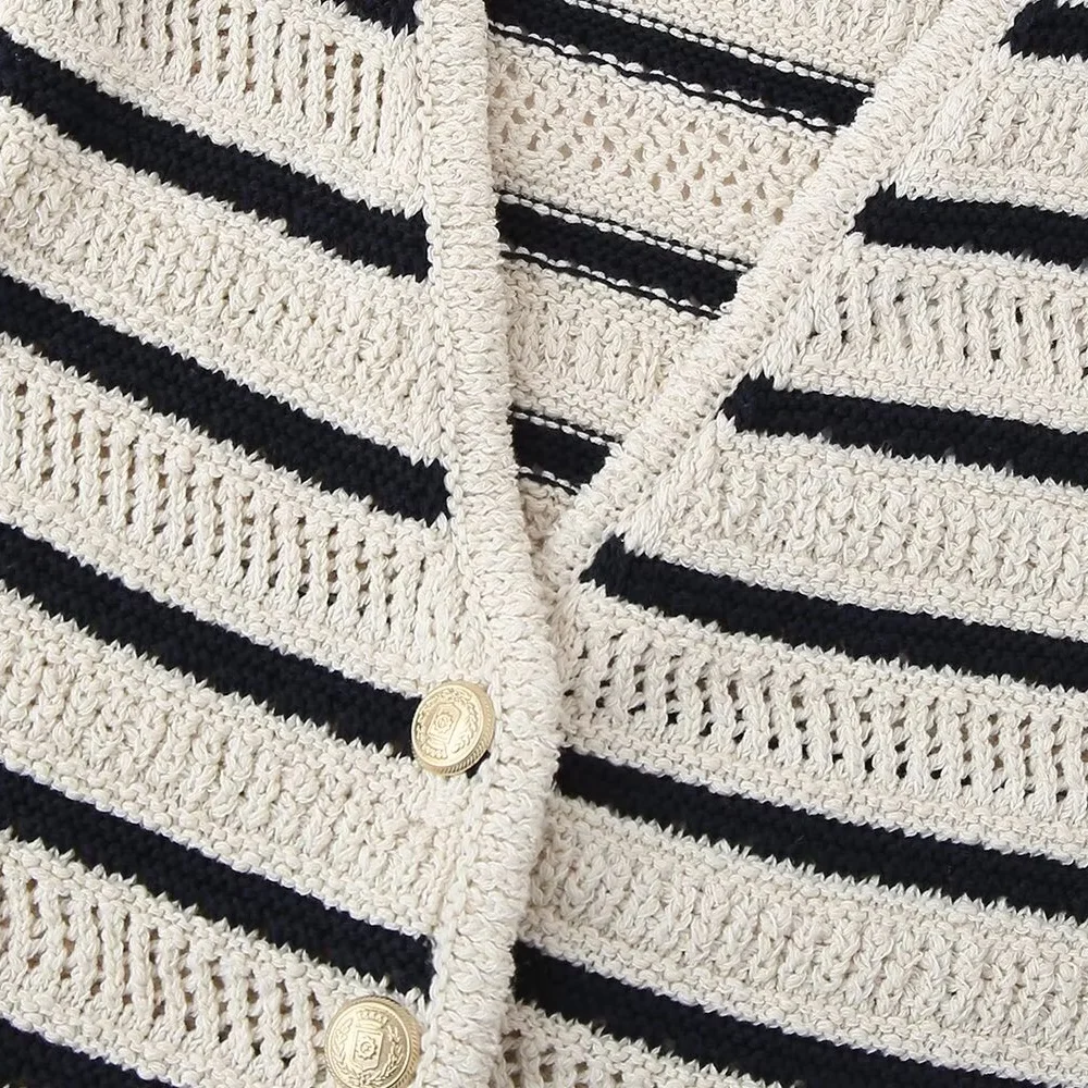 In the summer of 2024new women\'s striped knitted buttons are casual fashionable and chic vests