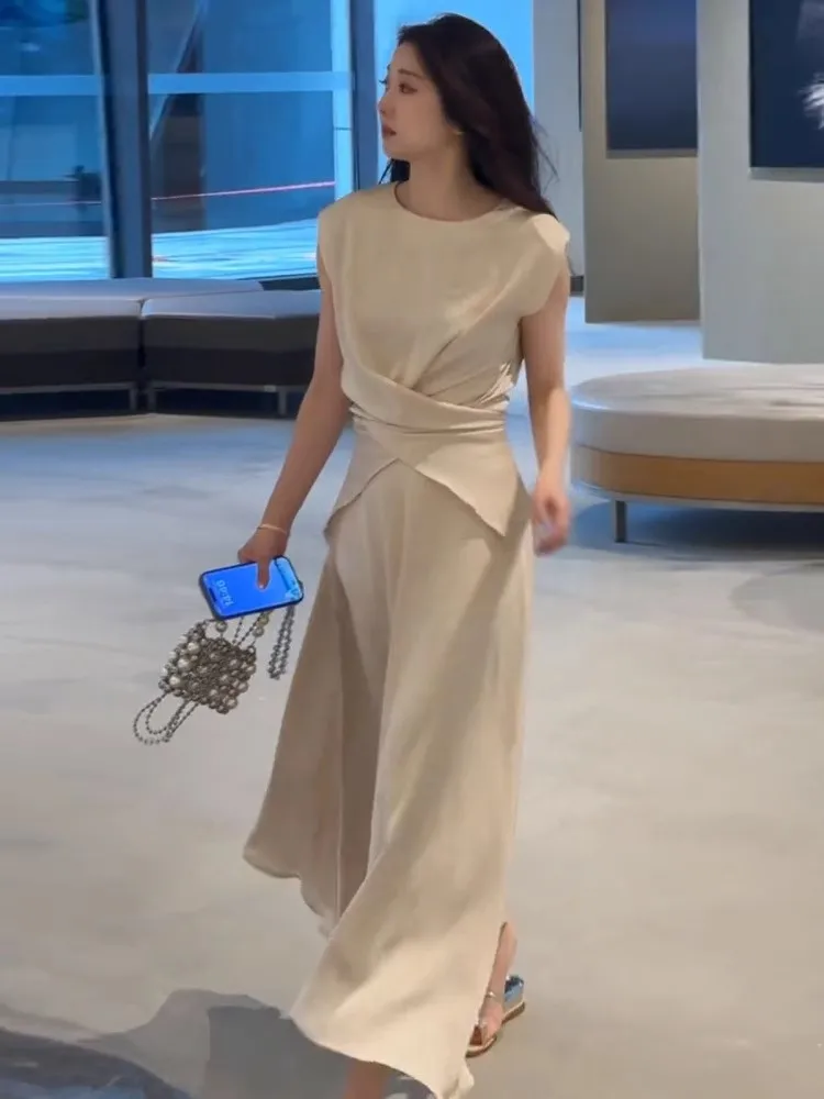 طقم توب وتنورة أبيض أنيق بدون أكمام للنساء، طقم مكون من قطعتين بتصميم كوري أنيق لصيف 2025، برقبة دائرية وبنطلون طويل