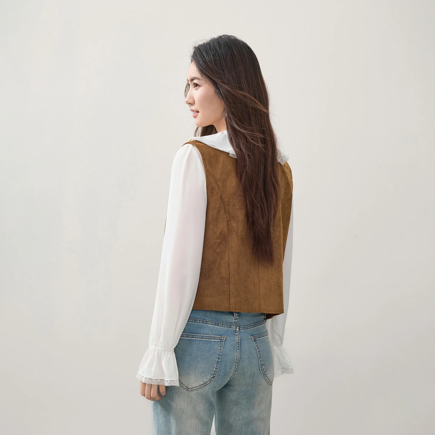 SENTUBILA Women Suede Vest City Walk Style 2026 Autumn Vintage Aesthetic V Neck Cropped Versatile Sleeveless Outerwear W63JG8298