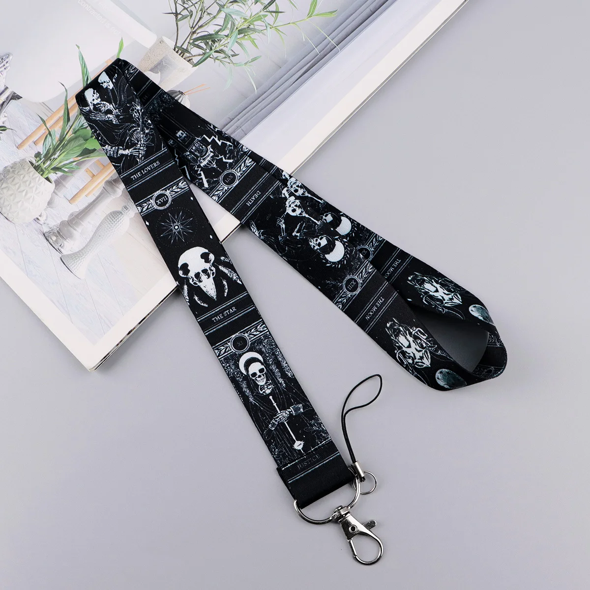 

Брелок-держатель для ключей и карт с изображением карты Таро «Влюбленные» и скелета, для удостоверений личности, кредитных и банковских карт, мобильных телефонов