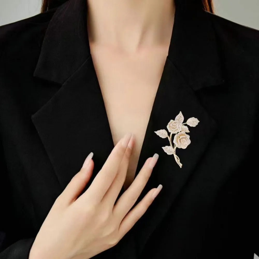 Luxury Sparkle Zircons Rose Bouquet Brooches for Women Luxury Temperament Banquet Pin Clothes Accessories Corsages Jewelry Gifts
