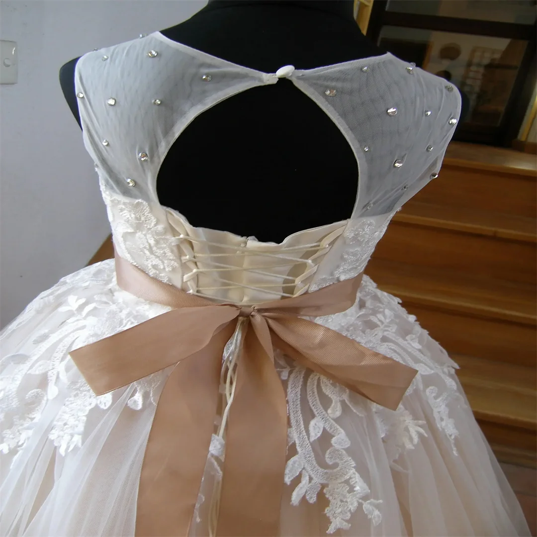 Abiti da ragazza di fiore in pizzo con fiocco da sposa Appliques Abiti da prima comunione Eleganti per bambina Abito da ballo per servizio fotografico Principessa
