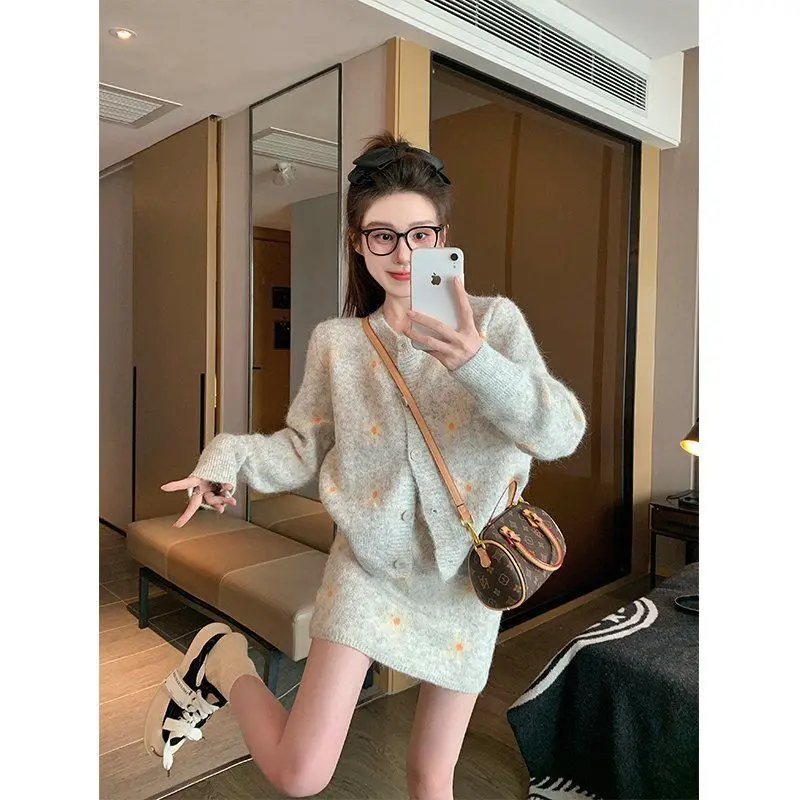 女性の秋と冬のためのセーターセット新しいスタイルの気質年齢を軽減するファッションニットハーフスカートツーピースセット