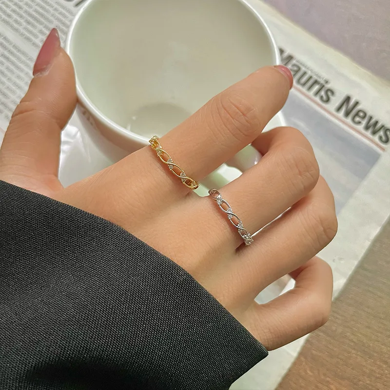 Lanzhi: Análisis detallado de su anillo minimalista de zirconio para mujer
